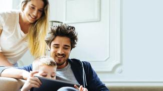 les parents qui surveillent les enfants qui jouent à des jeux vidéo